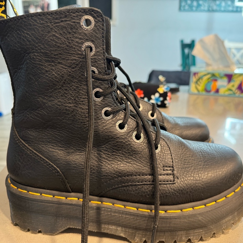 Dr. Martens Women's JADON III BOOT PISA LEATHER PLATFORMS size 9